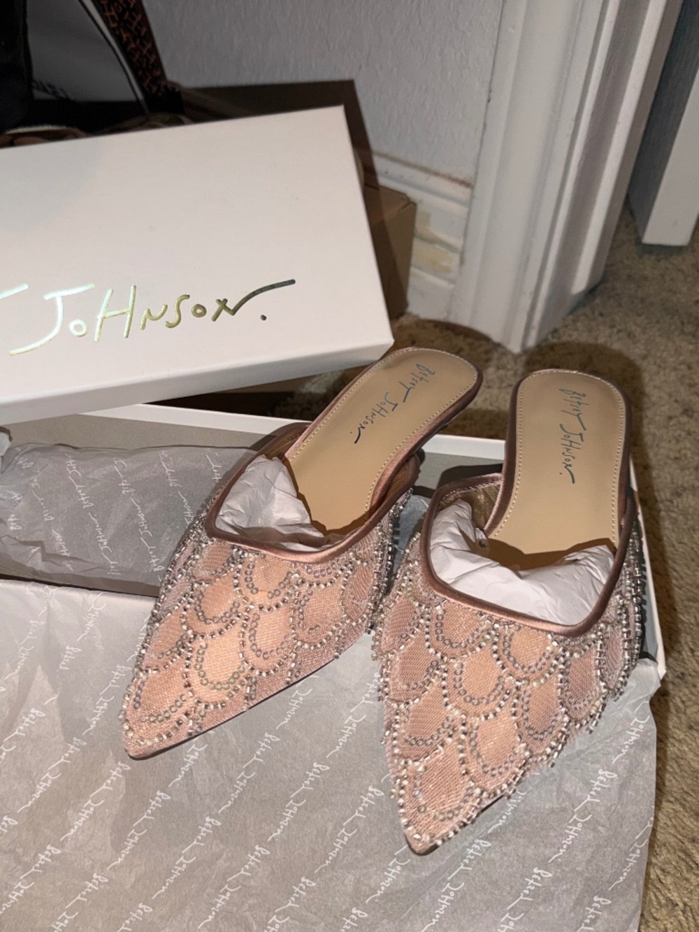 NIB Betsy Johnson size 8 Kitten Heels